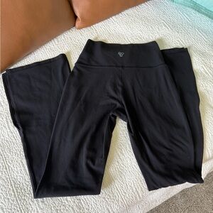 Aritzia TNAction flare leggings